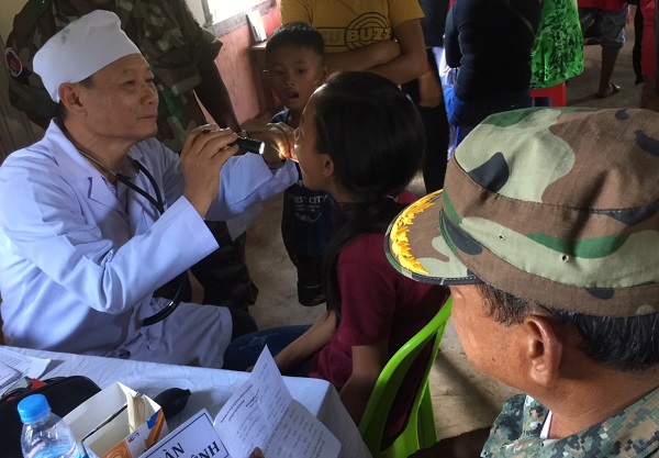 Đoàn thầy thuốc tình nguyện quốc tế Việt Nam khám bệnh cho LLVT Campuchia - Hình 3