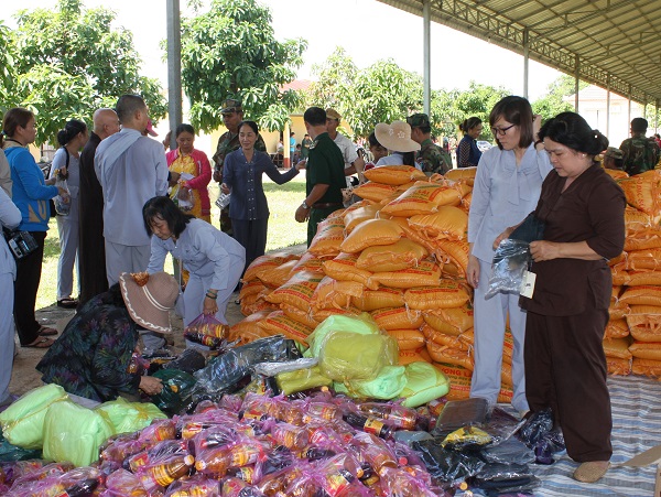 Đoàn thầy thuốc tình nguyện quốc tế Việt Nam khám bệnh cho LLVT Campuchia - Hình 4