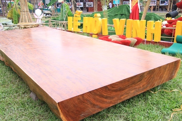 Huyện Phú Xuyên: Mãn nhãn với tấm phản gỗ cẩm lai lớn nhất Việt Nam - Hình 3