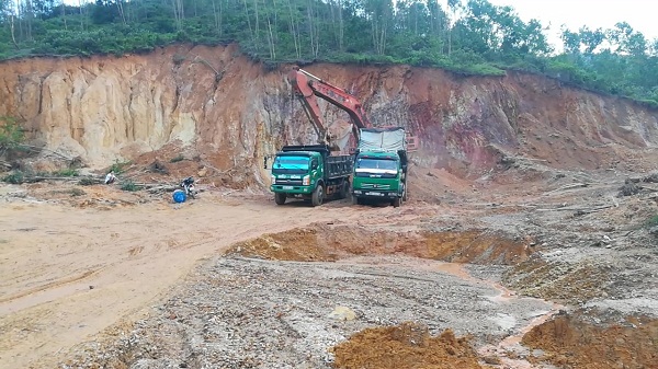 DN khai thác đất trái phép (Hà Tĩnh): Chủ tịch xã nói "họ xin làm lấy ngày"