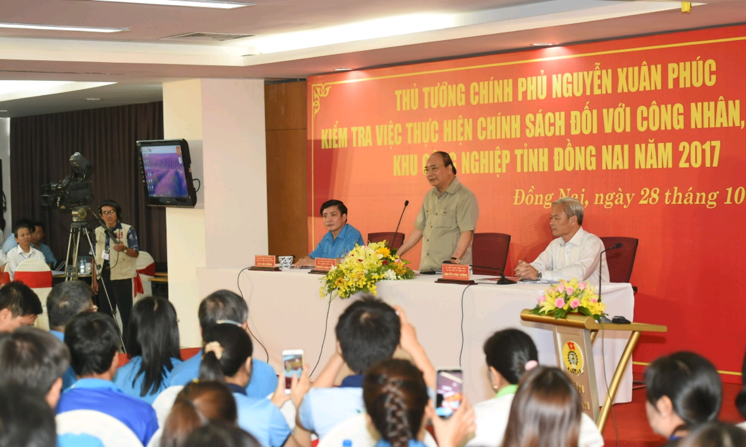 Thủ tướng Nguyễn Xuân Phúc: Sẽ có chính sách xây dựng nhà ở cho công nhân - Hình 1
