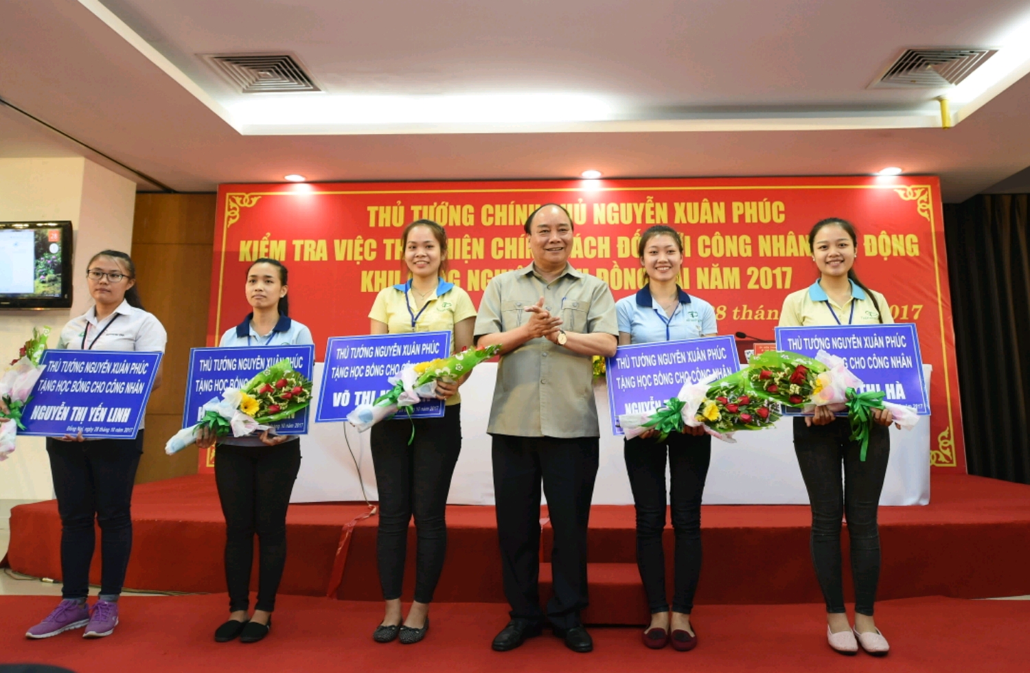 Thủ tướng Nguyễn Xuân Phúc: Sẽ có chính sách xây dựng nhà ở cho công nhân - Hình 2