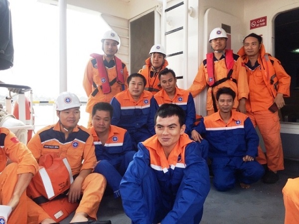 Nghệ An: Đắm tàu chở than, 12 thuyền viên thoát nạn - Hình 1