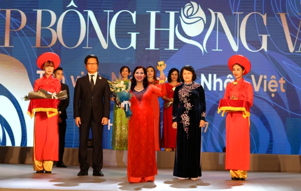 Cúp Bông hồng Vàng tôn vinh 100 nữ doanh nhân Việt Nam tiêu biểu - Hình 3