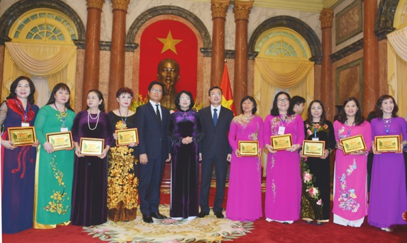 Cúp Bông hồng Vàng tôn vinh 100 nữ doanh nhân Việt Nam tiêu biểu - Hình 1