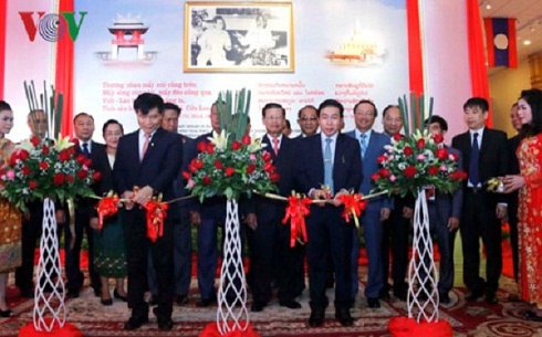 Khai mạc triển lãm về quan hệ Việt Nam – Lào ở Vientiane