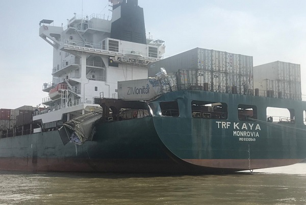 TP. HCM: 2 tàu chở hàng đâm nhau trên sông Đồng Nai, người dân “bủa vây” hôi của - Hình 1