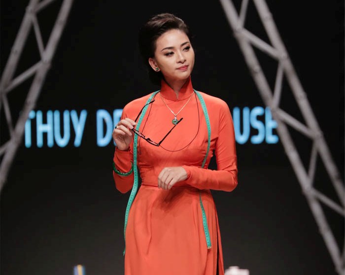 Ngô Thanh Vân trở lại sàn catwalk sau nhiều năm vắng bóng trong show diễn của NTK Thủy Nguyễn