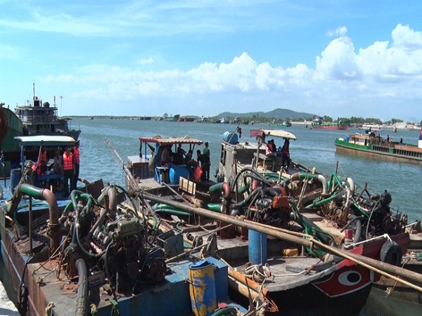 TP. HCM: Cát tặc đang... "rút ruột" sông, biển