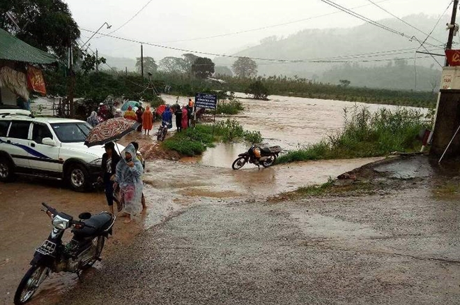 Lâm Đồng: Hai người tử vong, ít nhất 40 căn nhà bị tốc mái do bão số 12 - Hình 1