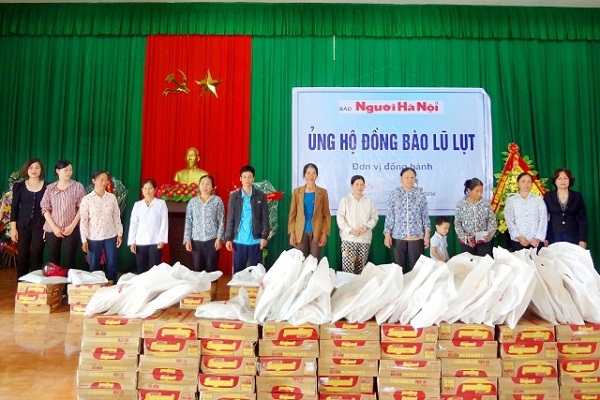 Báo Người Hà Nội tặng 110 phần quà cho đồng bào thiệt hại do mưa lũ - Hình 2