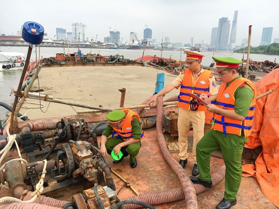 TP. HCM: Cát tặc đang... 