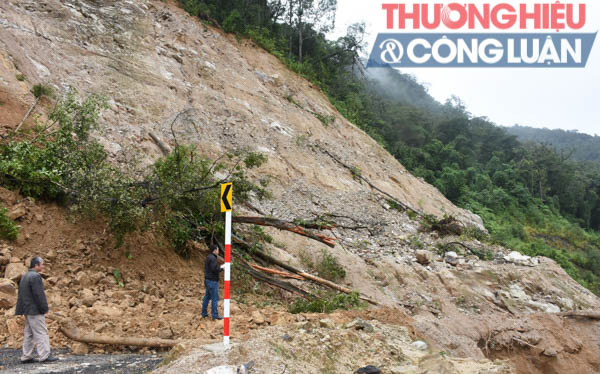 Kon Tum: Tiếp tục xuất hiện nhiều điểm sạt lở gây tắc đường