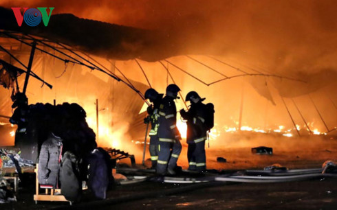 Cháy lớn tại chợ của người Việt ở Séc - Hình 1