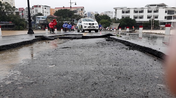 Tiếp bài đường 19 tỷ bị lũ "xé tan tành": Lãnh đạo tỉnh Thừa Thiên Huế nói... "bình thường"