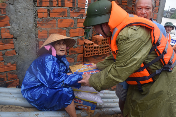 Huế: Lực lượng CSGT đường thủy ra quân giúp đồng bào lũ lụt - Hình 1