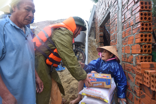 Huế: Lực lượng CSGT đường thủy ra quân giúp đồng bào lũ lụt - Hình 2