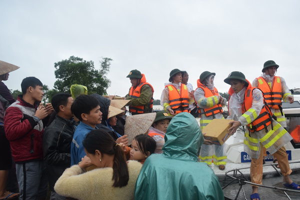 Huế: Lực lượng CSGT đường thủy ra quân giúp đồng bào lũ lụt - Hình 4