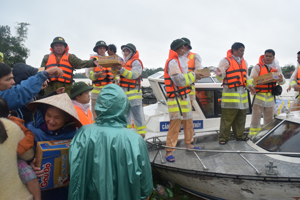 Huế: Lực lượng CSGT đường thủy ra quân giúp đồng bào lũ lụt - Hình 5