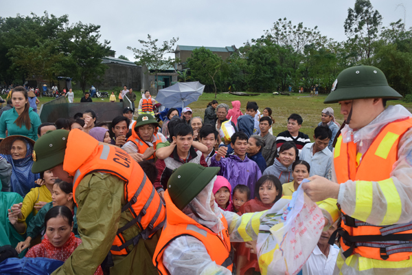 Huế: Lực lượng CSGT đường thủy ra quân giúp đồng bào lũ lụt - Hình 7