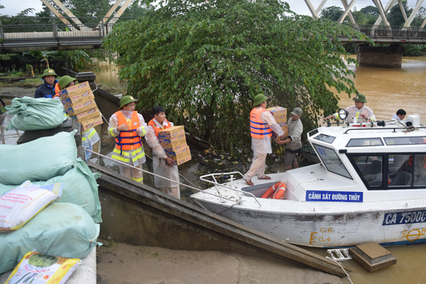 Huế: Lực lượng CSGT đường thủy ra quân giúp đồng bào lũ lụt - Hình 6
