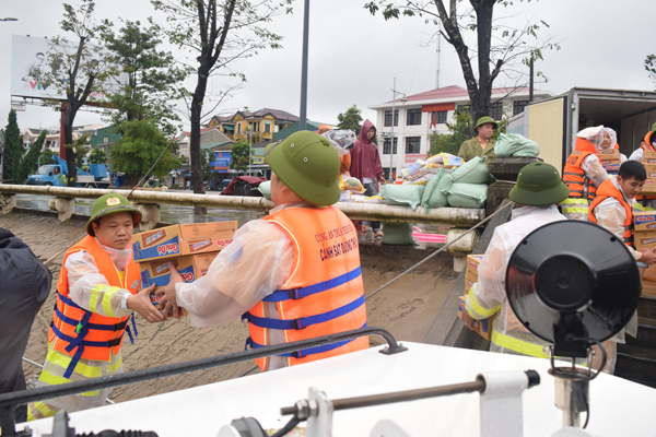 Huế: Lực lượng CSGT đường thủy ra quân giúp đồng bào lũ lụt - Hình 8