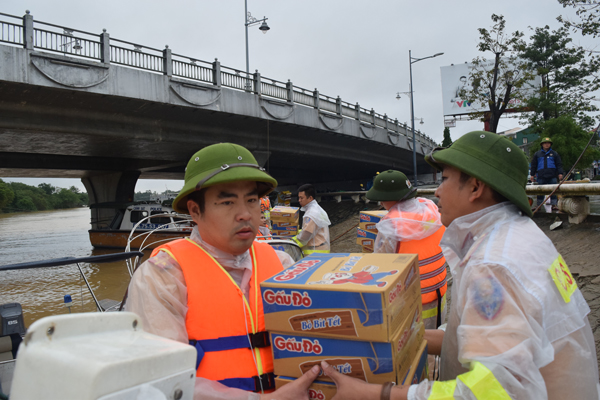 Huế: Lực lượng CSGT đường thủy ra quân giúp đồng bào lũ lụt - Hình 9