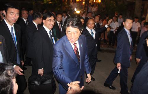 Thủ tướng hai nước Việt – Nhật dạo quanh phố cổ Hội An - Hình 2