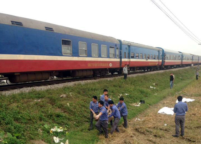 Băng qua đường sắt, ba người bị tàu hỏa tông văng xa hơn 20m