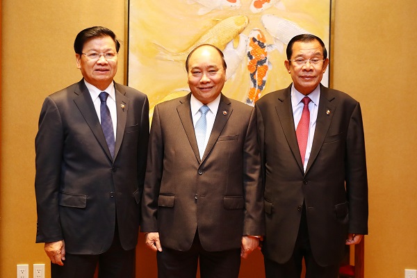 Thủ tướng Việt Nam, Lào, Campuchia gặp gỡ bên lề ASEAN-31 - Hình 1