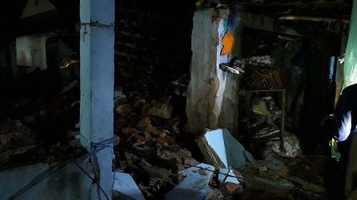 Huế: Tường nhà của cây xăng bị sập, đè 3 người trong gia đình bị thương