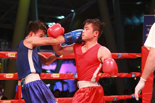 Người Sài Gòn mãn nhãn với sàn đấu boxing lần đầu tiên được tổ chức ngoài trời - Hình 3