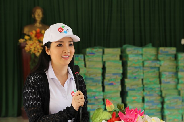 Huế: “Hoa hậu Đền Hùng” Giáng My thăm và tặng quà cho bà con vùng lũ lụt - Hình 2