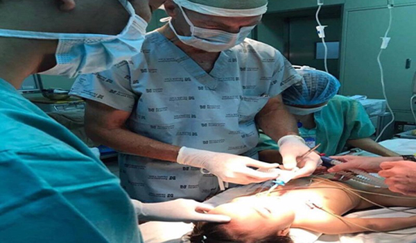 "Đôi tay vàng" McKay McKinnon phẫu thuật thành công khối u ác tính cho bé gái 16 tháng tuổi