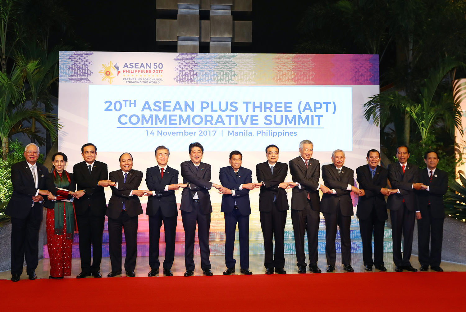 Thủ tướng Nguyễn Xuân Phúc kết thúc chuyến tham dự ASEAN-31 - Hình 1