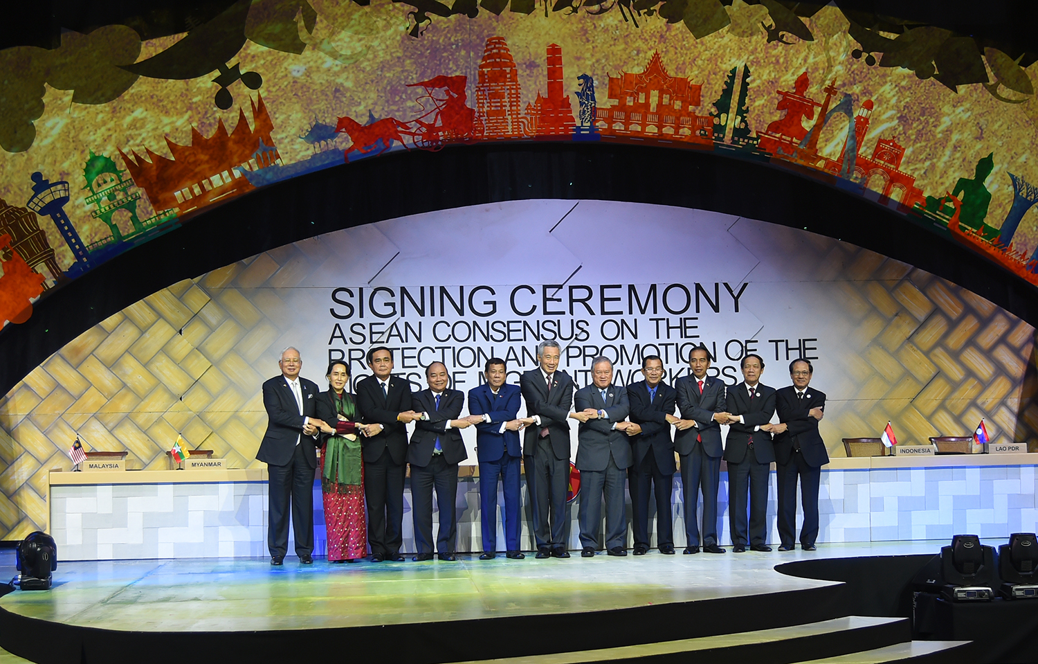 Thủ tướng Nguyễn Xuân Phúc kết thúc chuyến tham dự ASEAN-31 - Hình 3
