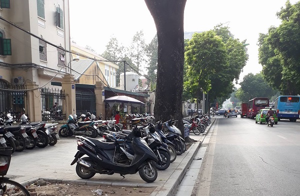 Quận Ba Đình (Hà Nội): Bãi xe không phép ngang nhiên hoạt động trước cổng BV Xanh Pôn - Hình 1