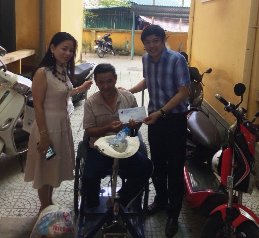 Thừa Thiên Huế: Hội Doanh nhân trẻ tặng quà người dân bị bão lụt - Hình 2