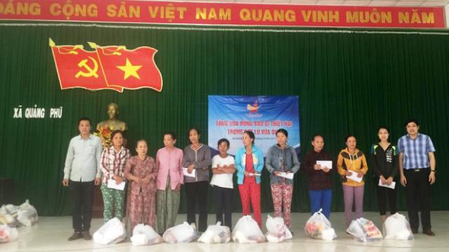 Thừa Thiên Huế: Hội Doanh nhân trẻ tặng quà người dân bị bão lụt - Hình 1