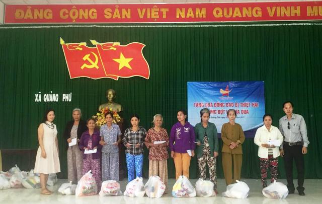 Thừa Thiên Huế: Hội Doanh nhân trẻ tặng quà người dân bị bão lụt - Hình 3