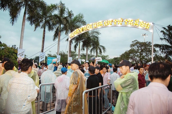 5.000 người đội mưa tham dự Lễ hội bia Sư Tử Trắng