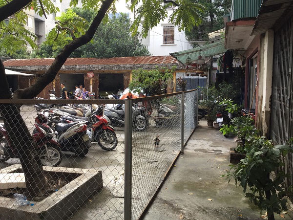 Sân chơi sinh hoạt chung khu tập thể: Bỗng nhiên bị quây rào