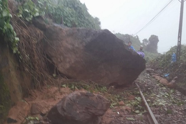 Huế: Tảng đá gần 10 tấn đổ xuống chắn ngang đường, hành khách trên tàu hú vía