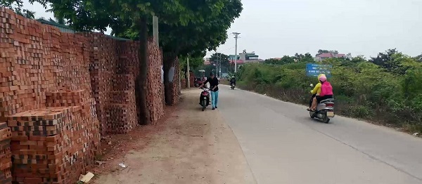 Thị trấn Trâu Quỳ (Gia Lâm Hà Nội): Tràn lan bãi tập kết vật liệu trái phép - Hình 1