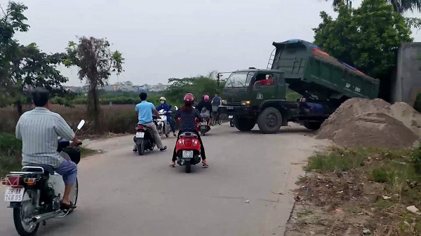 Thị trấn Trâu Quỳ (Gia Lâm Hà Nội): Tràn lan bãi tập kết vật liệu trái phép - Hình 4