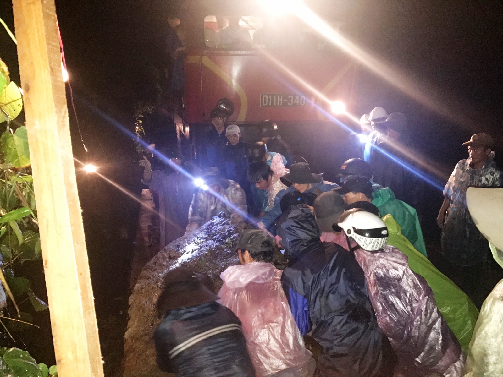 Huế: Cứu nạn thành công đoàn tàu Bắc – Nam bị mắc kẹt do lở núi