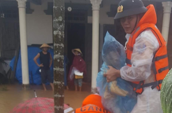 Huế: Công an kịp thời đưa cháu bé đi cấp cứu trong mưa lũ - Hình 1