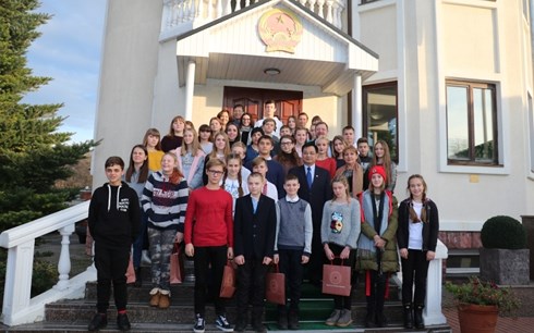 ĐSQ Việt Nam giao lưu văn hóa với giáo viên, học sinh Ukraine