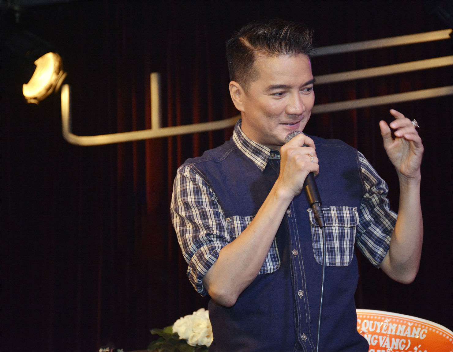 Bị nhiều trang mạng "bịa đặt" hẹn hò với Hoa hậu Phương Nga, Đàm Vĩnh Hưng phản pháo gay gắt