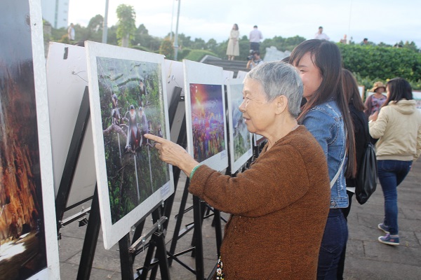 Gia Lai: Triển lãm tranh cổ động và bộ ảnh “Con người Duyên hải miền Miền Trung Tây Nguyên”